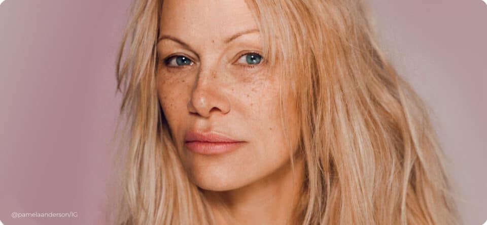 Image: Pamela Anderson in a natural look, without makeup. Her radiant skin and relaxed expression exude confidence and authenticity.